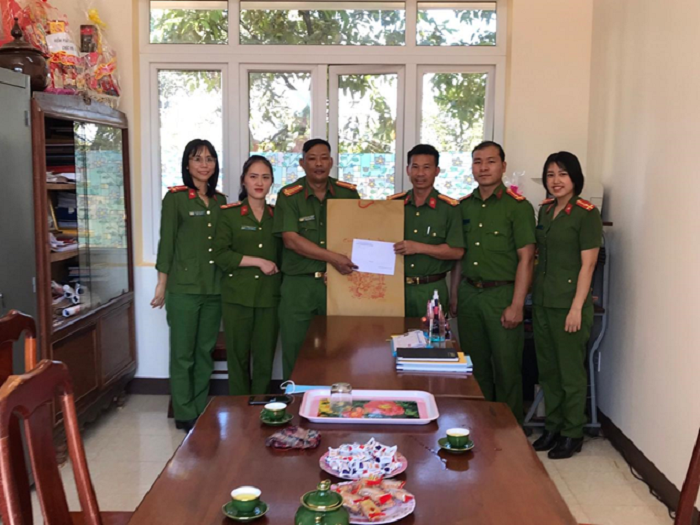 CAH THAM, CHUC TET CONG AN XA, THI TRAN 2